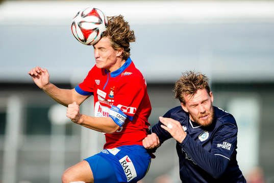 Örgrytes Jakob Lindström vinner en nickduell mot
