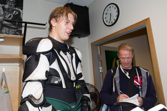 Färjestads Victor Ejdsell med pucken