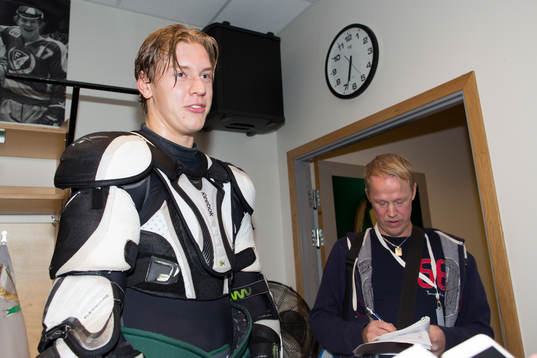 Färjestads Victor Ejdsell med pucken