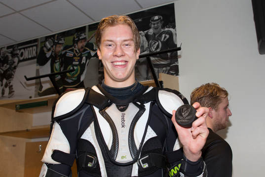 Färjestads Victor Ejdsell med pucken