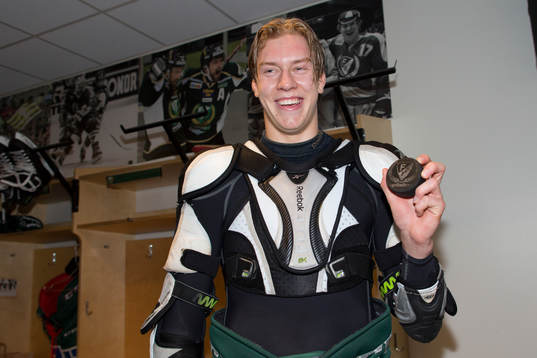 Färjestads Victor Ejdsell med pucken