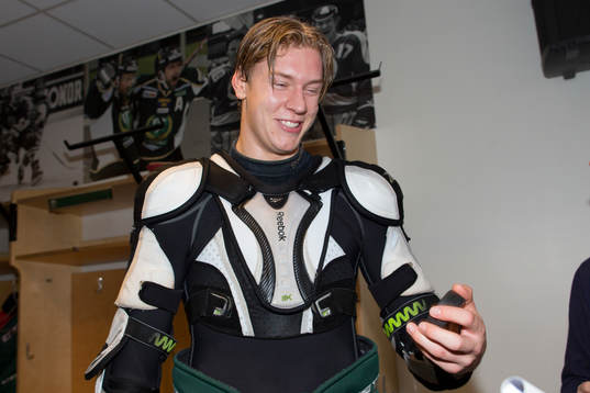 Färjestads Victor Ejdsell med pucken