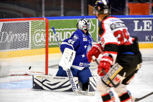 Örebros Ville Viitaluoma gör 0-1 bakom Leksands målvakt