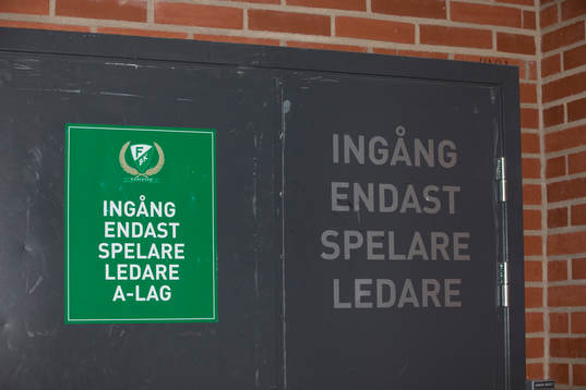 Stängd dörr till omklädningsrummet i Löfbergs Arena