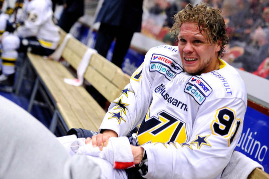 s Andreas Jämtin på bänken med stora smärtor