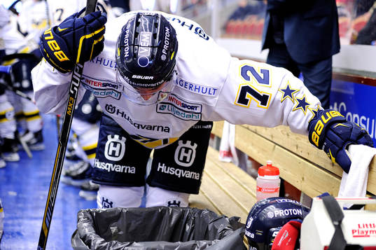 s Patrik Carlsson kräks på bänken