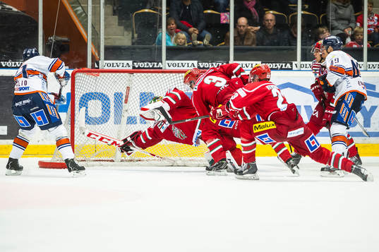 Växjös Tomi Kallio gör 0-5 målet på Modos målvakt