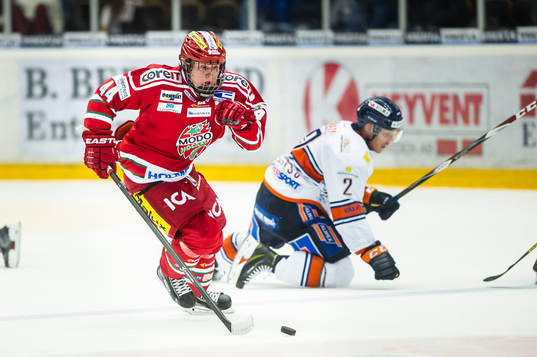 Modos Carl Grundström kämpar mot Växjös Teemu Laakso