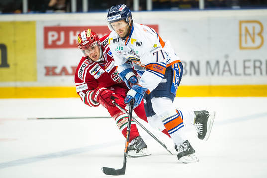 Modos Dennis Persson och Växjös Tomi Kallio kämpar mot