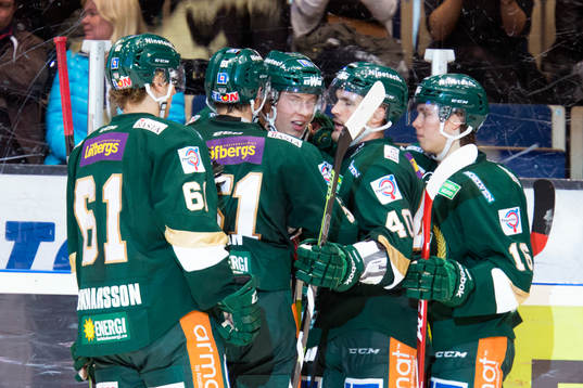 Färjestads Victor Ejdsell jublar och gratuleras av de