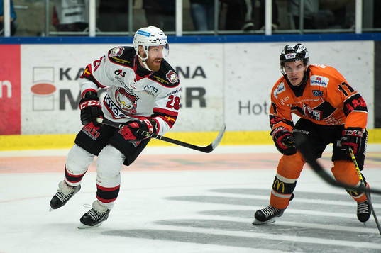 Malmö Redhawks Jens Olsson och Karlskronas Victor Löfstedt