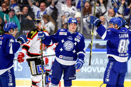 Leksands Veli-Matti Savinainen jublar