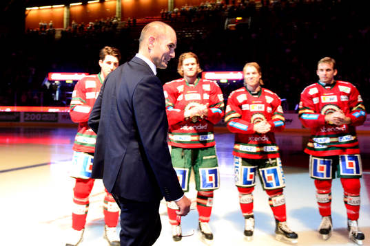 Frölundas Patrik Carnbäck hyllas innan  ishockeymatchen i