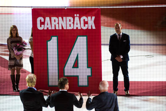 Patrik Carnbäck får sin tröja hissad innan