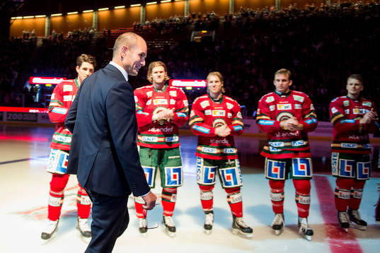 Patrik Carnbäck hyllas och får sin tröja hissad innan