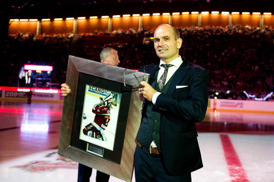 Patrik Carnbäck hyllas och får sin tröja hissad innan