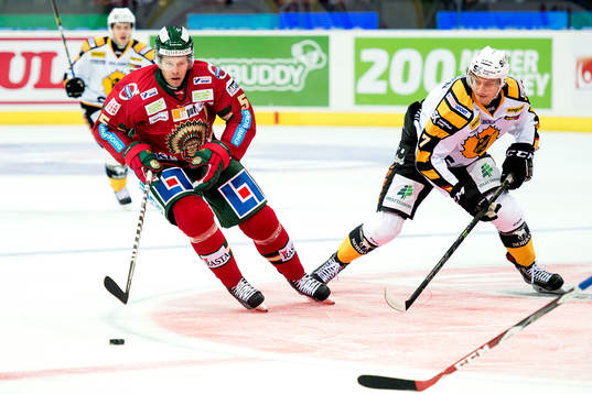 Frölundas Christian Bäckman går förbi Skellefteås