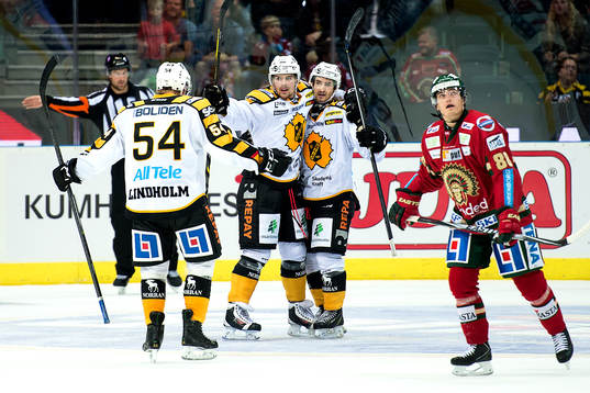 Skellefteås Axel Holmström (i mitten) jublar
