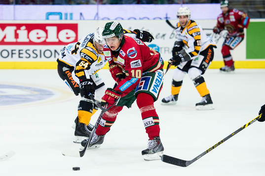 Frölundas Mattias Janmark går förbi Skellefteås Anton