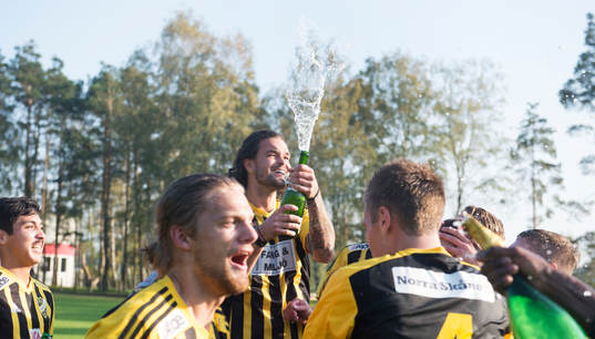 s Filip Thurn firade med skumpa i matchen i division 3