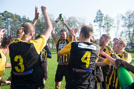 IFK firade med skumpa i matchen i division 3 mellan Tollarp