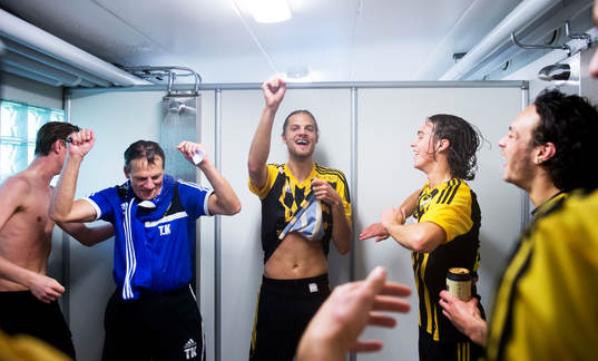IFK Hässleholms matchhjälte Linus Karlsson duschar sin
