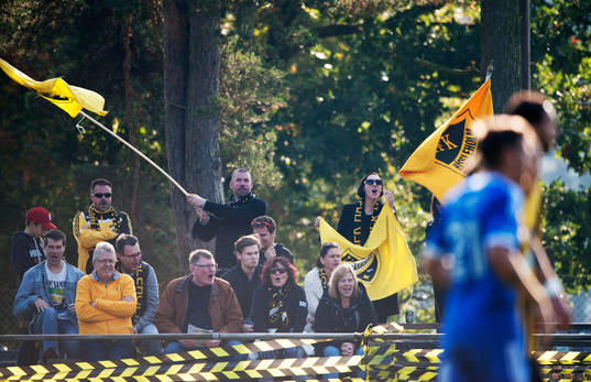 IFK Hässleholms supporters hejar fram sitt lag i matchen i