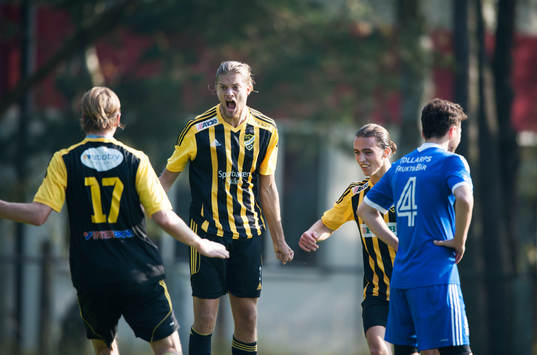 IFK Hässleholms Linus Karlsson har gjort segermålet 1-0 i