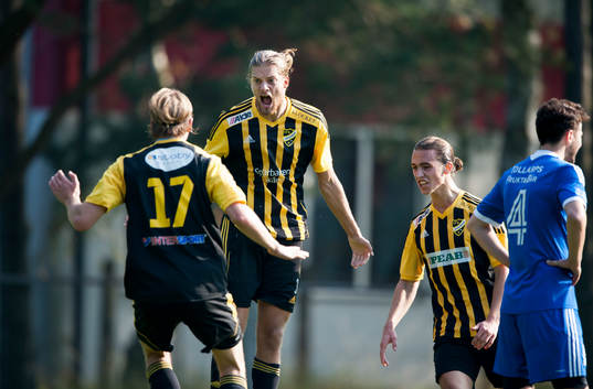 IFK Hässleholms Linus Karlsson har gjort segermålet 1-0 i