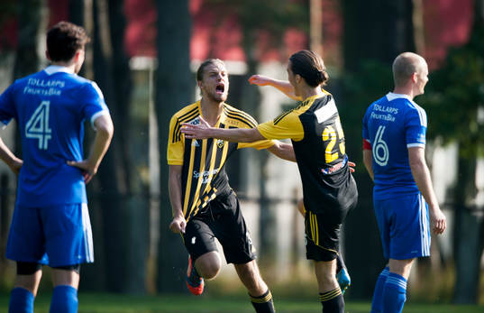 IFK Hässleholms Linus Karlsson har gjort segermålet 1-0 i