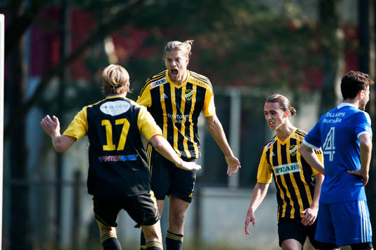 IFK Hässleholms Linus Karlsson har gjort segermålet 1-0 i