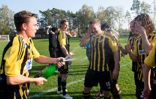 IFK firade med skumpa i matchen i division 3 mellan Tollarp