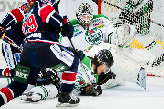 Södertäljes Erik Lindhagen oroar framför Rögles
