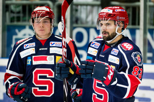 Södertäljes Mattias Beck (th) jublar