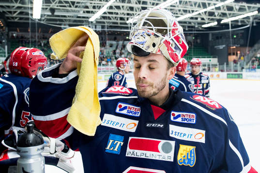 Södertäljes målvakt Tim Sandberg deppar