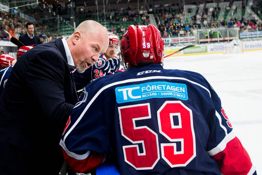 Södertäljes tränare Jan Karlsson pratar med Adam Hansen