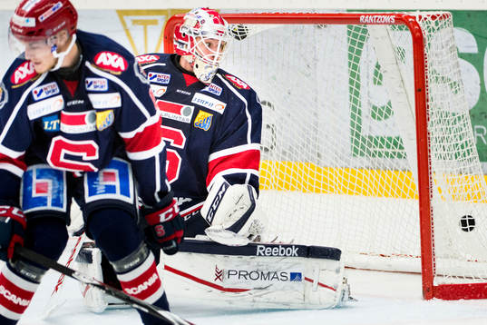 Södertäljes målvakt Tim Sandberg släpper in 4-2 från