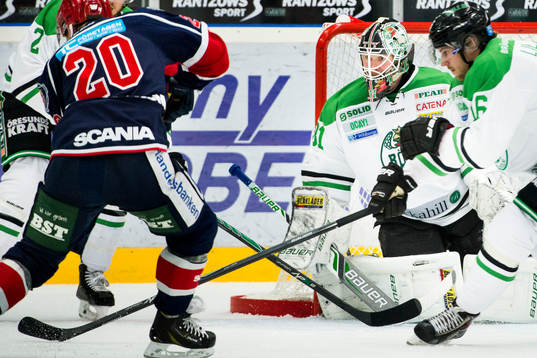 Södertäljes Victor Ahlström oroar framför Rögles