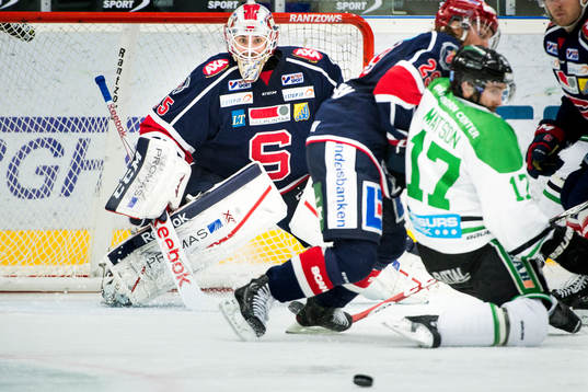 Rögles Taylor Matson faller framför Södertäljes