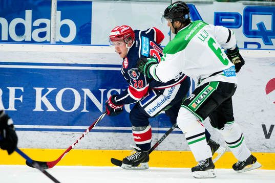 Södertäljes Victor Ahlström med Rögles Andreas Lilja i