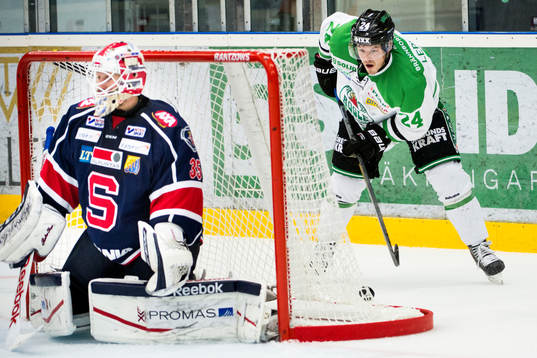 Rögles Peter LeBlanc med pucken bakom Södertäljes