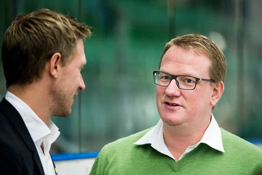 Rögles tränare Magnus Bogren pratar med målvaktstränare