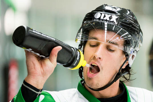 Rögles Daniel Sylwander dricker vatten