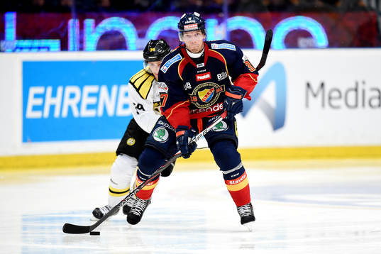 Brynäs Daniel Brodin jagar Djurgårdens Mikael Samuelsson