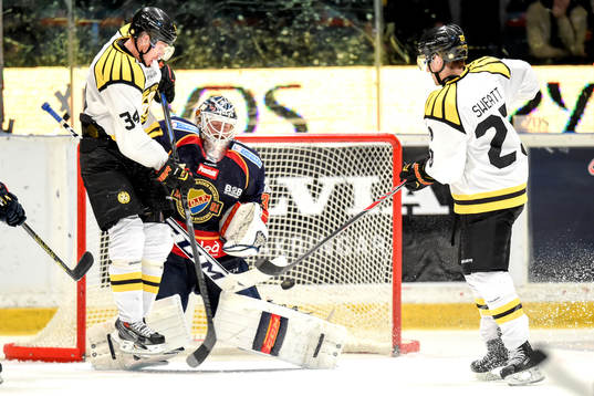 Brynäs Bill Sweatt gör 1-2 bakom Djurgårdens målvakt