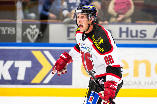 Viktor Ekbom skriker på domaren