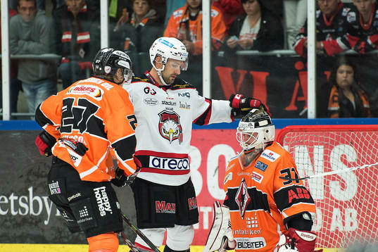 Malmö Redhawks Colin Stuart klappar Karlskronas målvakt