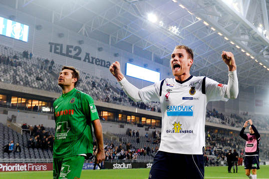 Gefles målvakt Emil Hedvall och David Fällman jublar och