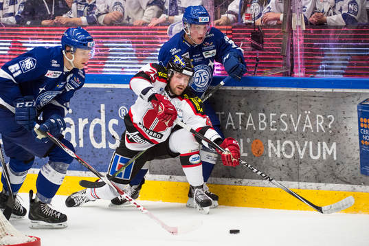 Leksands Johan Ryno och Linus Hultström i en duell med