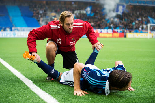 Djurgårdens Jesper Arvidsson får hjälp med stretchning